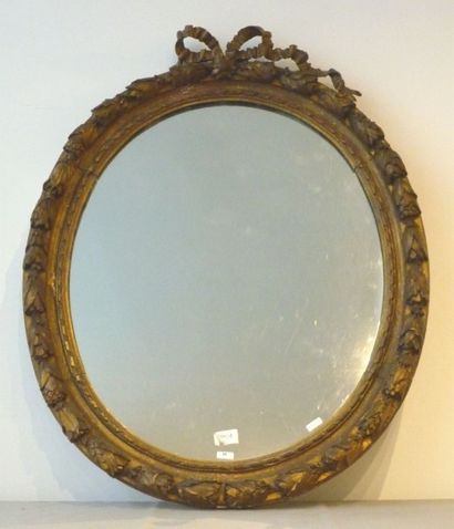 null Miroir ovale aux rubans, fin XIXe, cadre en bois sculpté et doré, h. 82 cm [petites...
