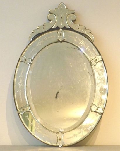 null Miroir ovale de style vénitien à décor floral stylisé, XXe, verre gravé, h....