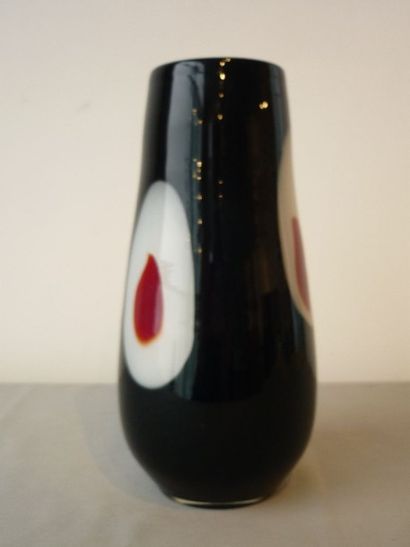 MURANO Vase Design, XXe, verre coloré soufflé, signé sous la base, h. 27 cm.
