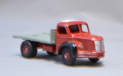 null DINKY Fr réf 34, Berliet à plateau rouge et gris (G).