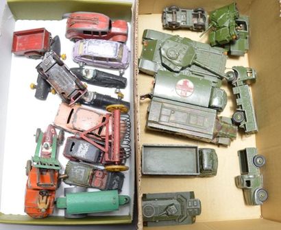 null DINKY, 24 épaves diverses + 10 véhicules militaires (épaves).