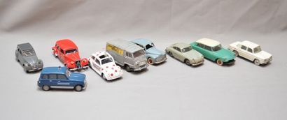null NOREV, (9) véhicules : 5 Norev plastique (R8, estafette Renault, DS19, Peugeot...