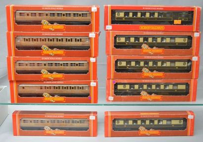 null HORNBY Railways, OO gauge, 10 voitures-voyageurs en 2 rames : rame de 5 voitures...