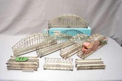 null MÄRKLIN HO, 1 caisse de viaducs et ponts 3-rails, quantité, bel état généra...