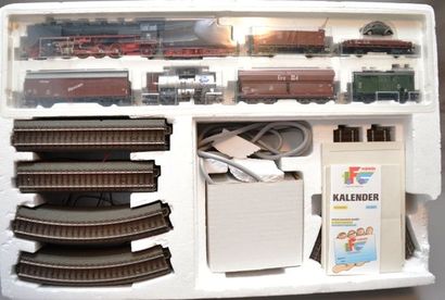 null MÄRKLIN, boîte complète 29605 : loco 141 de la DB, tender 4 axes, 6 wagons de...