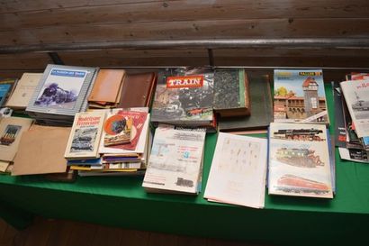 null Mannette comprenant une importante documentation sur les chemins de fer : livres,...