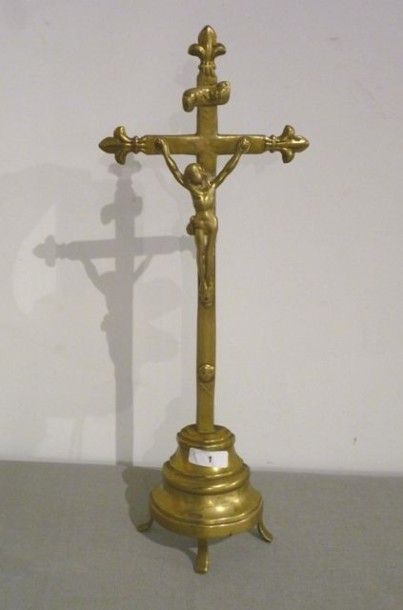 null Crucifix fleurdelisé, travail ancien, laiton, h. 31 cm.