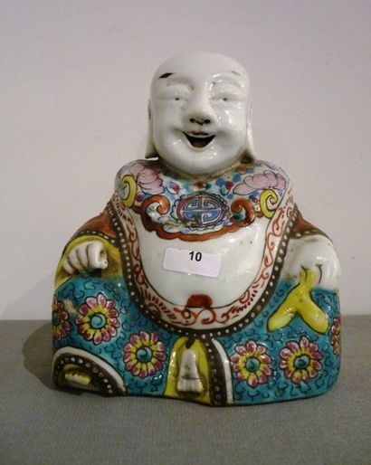 CHINE Magot assis, dynastie Qing / XIXe, porcelaine aux émaux dits de la famille...
