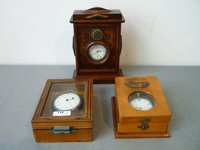 null Lot : trois montres de gousset dans leur porte-montre en bois, XIXe [glace et...