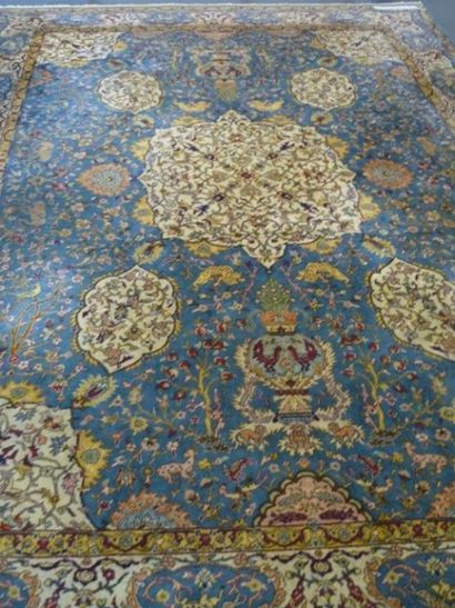 PERSE Tapis de style Isfahan à médaillons et motifs floraux sur fond azur, XXe, 378x273...