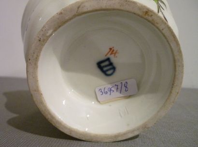 VIENNE Pot couvert à décor de fleurs au naturel, XVIIIe, porcelaine, marque sous...