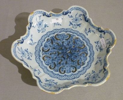 DELFT - VAN DEN BRIEL Jan (actif 1767-1785) Fraisier à décor floral en bleu et blanc,...