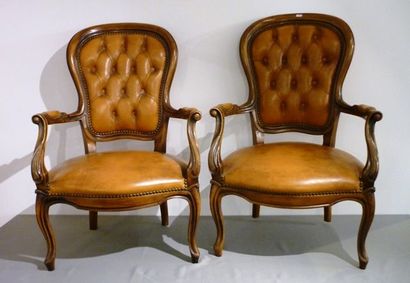 null Paire de fauteuils en cabriolet de style Louis XV, travail anglais du XXe, bois...