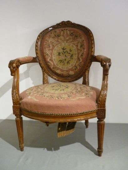 null Fauteuil en cabriolet de style Louis XVI, accotoirs à têtes de bélier, début...