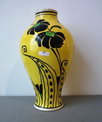 BOCH FRÈRES - KERAMIS Vase à décor floral stylisé sur fond jaune, début XXe, céramique...