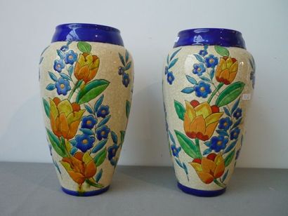 BOCH FRÈRES - KERAMIS Paire de vases d'époque Art déco à décor floral stylisé polychrome...