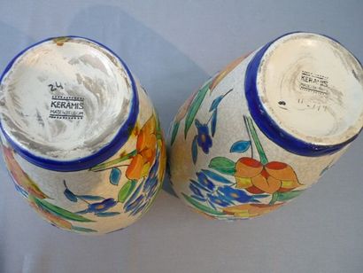 BOCH FRÈRES - KERAMIS Paire de vases d'époque Art déco à décor floral stylisé polychrome...