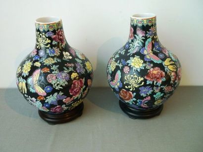 CHINE Paire de vases à décor naturaliste d'émaux dits de la famille noire sur biscuit,...
