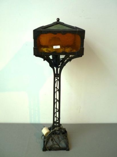 null Lampe de table quadrangulaire d'époque Art nouveau, circa 1900, fer forgé, h....
