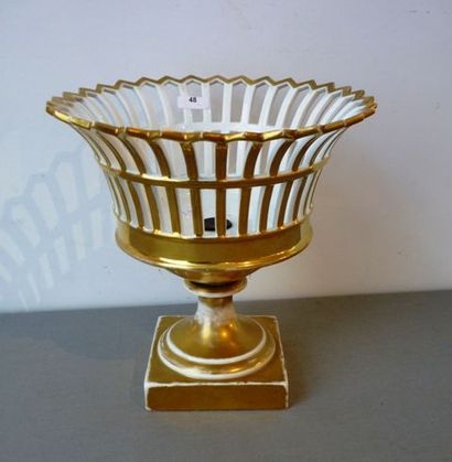 BRUXELLES Coupe ajourée, XIXe, porcelaine partiellement dorée, h. 22,5 cm, d. 22...