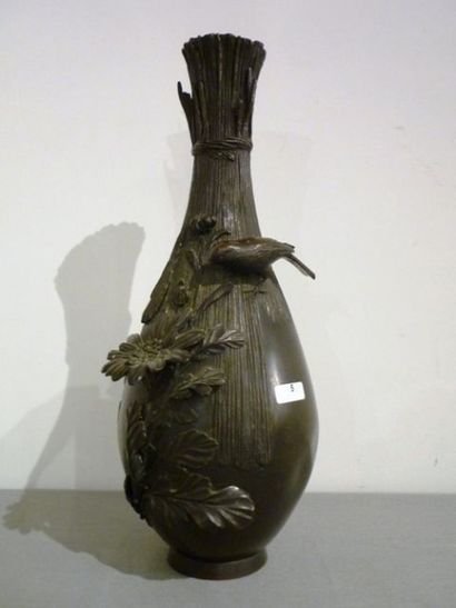 JAPON Vase à décor naturaliste, ère Meiji / fin XIXe - début XXe, bronze patiné,...
