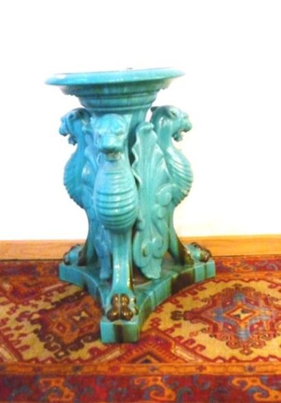 null Sellette aux griffons, fin XIXe, céramique à glaçure turquoise, h. 63 cm, d....