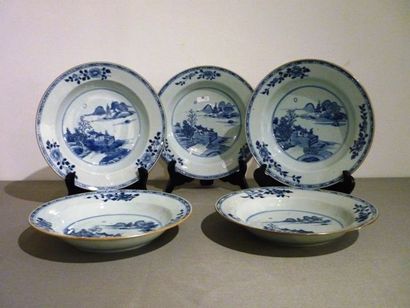 CHINE Suite de cinq assiettes creuses à décor d'un paysage en bleu sous couverte,...