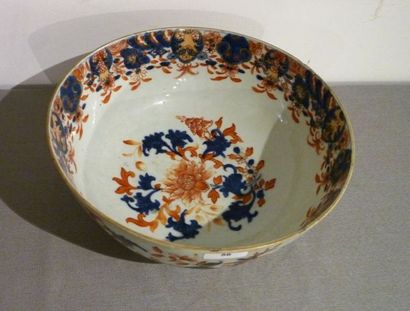 CHINE Grand bol à décor Imari, dynastie Qing / XVIII-XIXe, porcelaine, d. 21,5 cm...