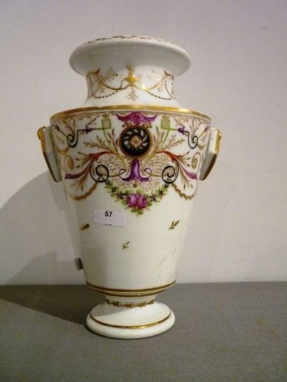 BRUXELLES - CRETTÉ [attribué à] Vase en forme d'urne ansée à décor de rinceaux polychromes...