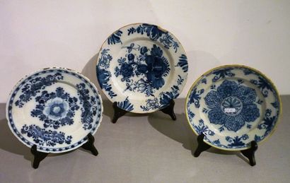 DELFT Lot de trois assiettes aux décors en bleu et blanc, XVIIIe, faïence, une pièce...