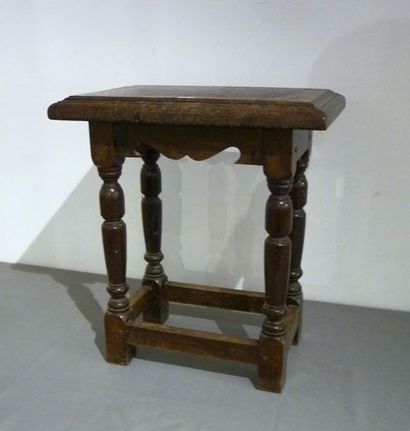 null Petite table rectangulaire de style Louis XIII, début XXe, bois mouluré et tourné,...