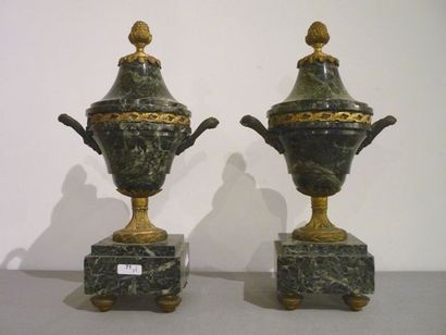 null Paire de cassolettes, fin XXe, marbre vert veiné et bronze, h. 33 cm.