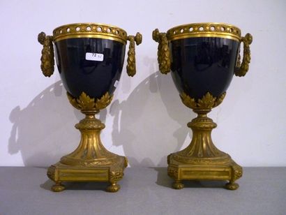 null Paire de cassolettes de style Louis XVI, fin XIXe, bronze ciselé et doré, corps...