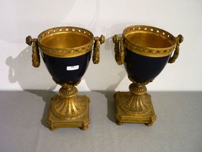 null Paire de cassolettes de style Louis XVI, fin XIXe, bronze ciselé et doré, corps...