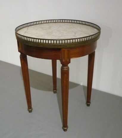 null Petite table ronde de style Louis XVI, début XXe, bois mouluré, plateau de marbre...