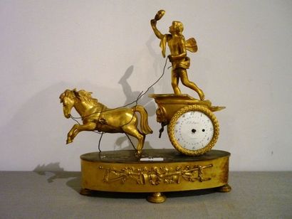 LIEGE Petite pendule de cheminée "Hypnos conduisant un char", début XIXe, bronze...
