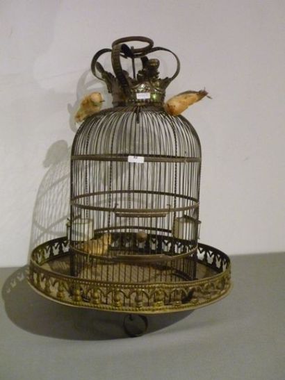 null Cage à oiseaux sommée d'une couronne, fin XVIIIe, métal repoussé et ajouré,...