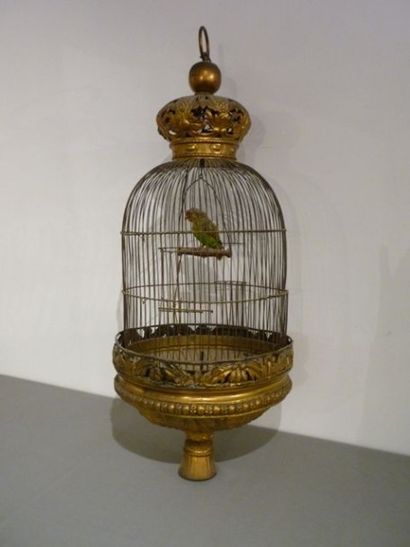 null Importante cage à oiseaux sommée d'une couronne, XIXe, métal doré repoussé et...