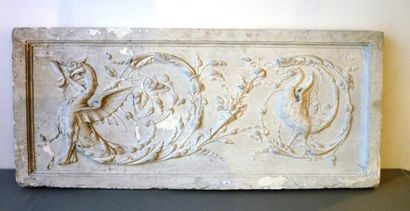 null Bas-relief en plâtre orné de rinceaux et d'animaux fantastiques, 52x120 cm.
