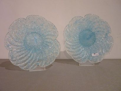 MURANO Paire de coupes polylobées à côtes, XXe, verre soufflé, d. 20 cm.