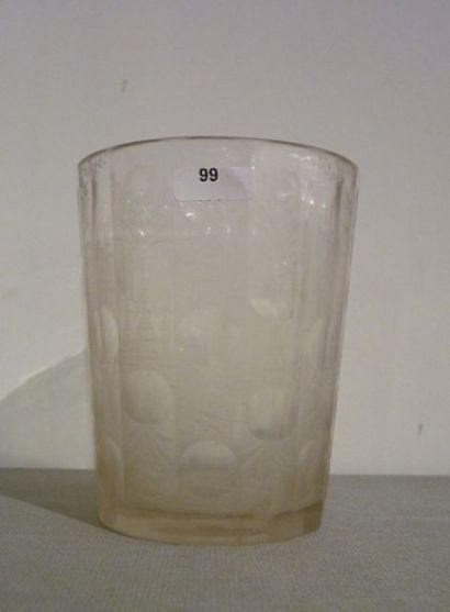 null Vase à pans, XVIIIe, verre taillé et richement gravé, h. 13 cm.