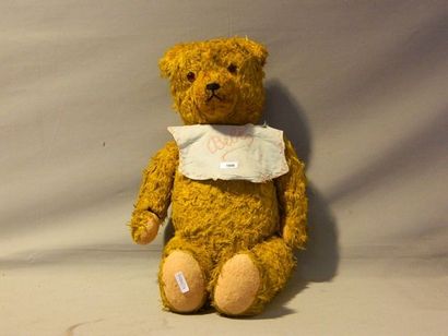Ours Vieil ours en peluche jaune avec bavoir marqué bébé, années 1920, légèrement...
