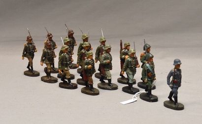 SOLDATS ELASTOLIN, 14 soldats allemands défilants dont deux officiers, armes diverses...