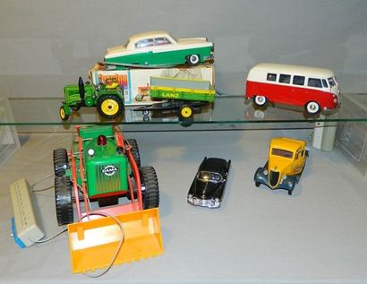 AUTOS Lot de 7 jouets : GAMA, gros tracteur téléguidé - Tracteur John Deere Lanz...