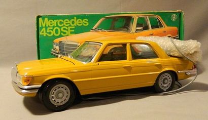 AUTOS GAMA, Mercedes 450 SE 2 elektromotoren en plastique beige, téléguidée, avec...