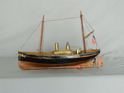 BATEAU RADIGUET, beau bateau à vapeur vive, tôle peinte en noir et bronze, pont en...