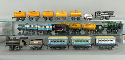 Ecartement O Rames de trains (4), comprenant : Made in Western Germany, 1 locomotive...