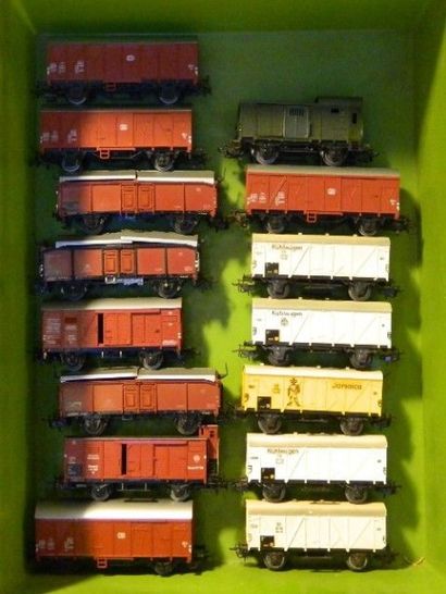 null MÄRKLIN, 15 wagons de marchandises divers à 2 axes : wagons fermés bruns, 4...