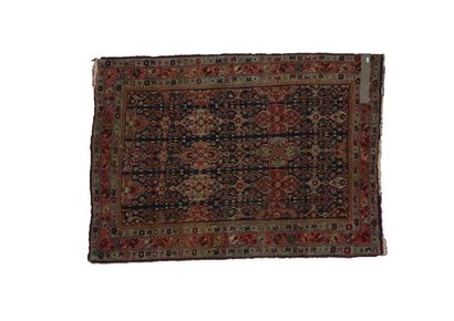 PERSE Tapis ancien de style Mashad à décor floral stylisé sur champ bleu nuit, 160x115...