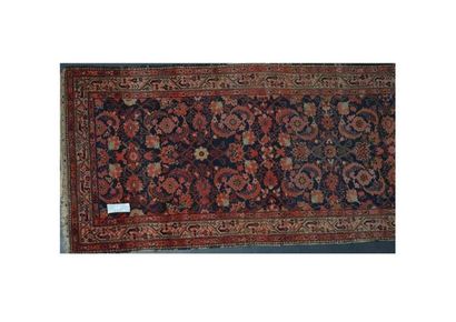 PERSE Tapis de galerie ancien de style Nahavand à décor floral stylisé sur champ...